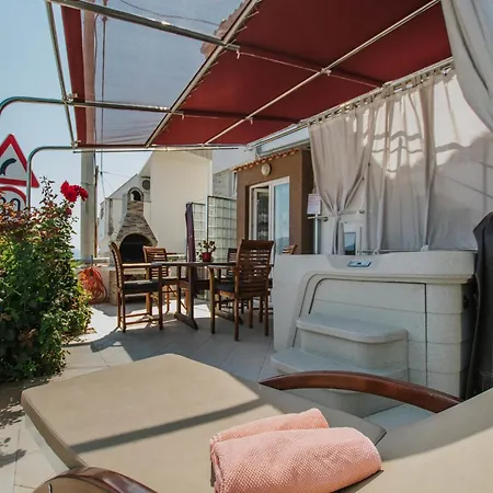 Luxurious In Arbanija With Jacuzzi, Cleaning Included تروغير
