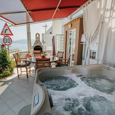 بيت للعطل Luxurious In Arbanija With Jacuzzi, Cleaning Included *