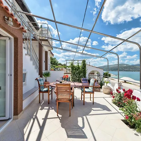 Luxurious In Arbanija With Jacuzzi, Cleaning Included بيت للعطل