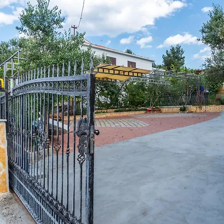 بيت للعطل Luxurious In Arbanija With Jacuzzi, Cleaning Included