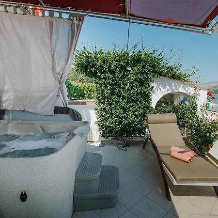بيت للعطل Luxurious In Arbanija With Jacuzzi, Cleaning Included *