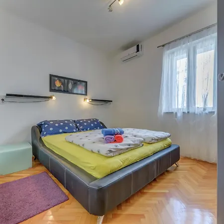 بيت للعطل Luxurious In Arbanija With Jacuzzi, Cleaning Included تروغير