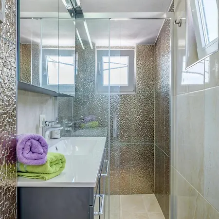 بيت للعطل Luxurious In Arbanija With Jacuzzi, Cleaning Included تروغير