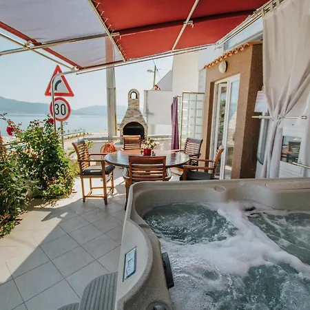 Luxurious In Arbanija With Jacuzzi, Cleaning Included * تروغير
