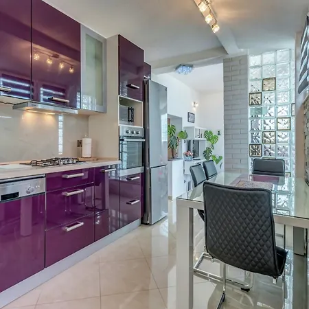 Luxurious In Arbanija With Jacuzzi Vakantiehuis