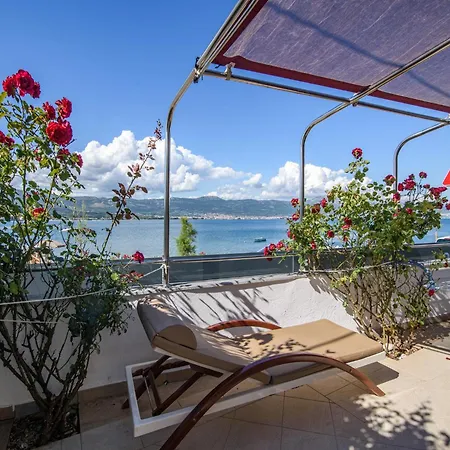 Luxurious In Arbanija With Jacuzzi Vakantiehuis