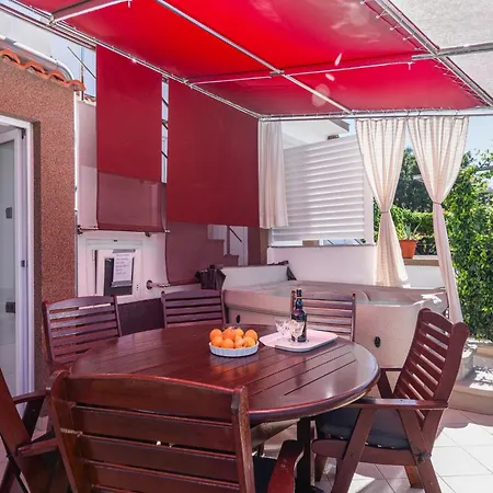 Vakantiehuis Luxurious In Arbanija With Jacuzzi Trogir