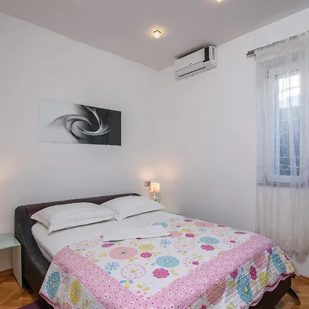 Luxurious In Arbanija With Jacuzzi Vakantiehuis *