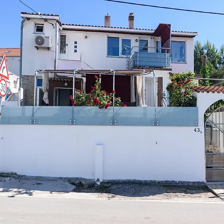 Luxurious In Arbanija With Jacuzzi Vakantiehuis