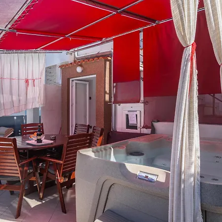 Vakantiehuis Luxurious In Arbanija With Jacuzzi *