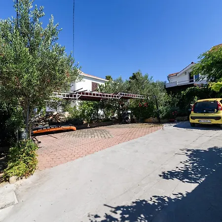 Luxurious In Arbanija With Jacuzzi Nyaraló
